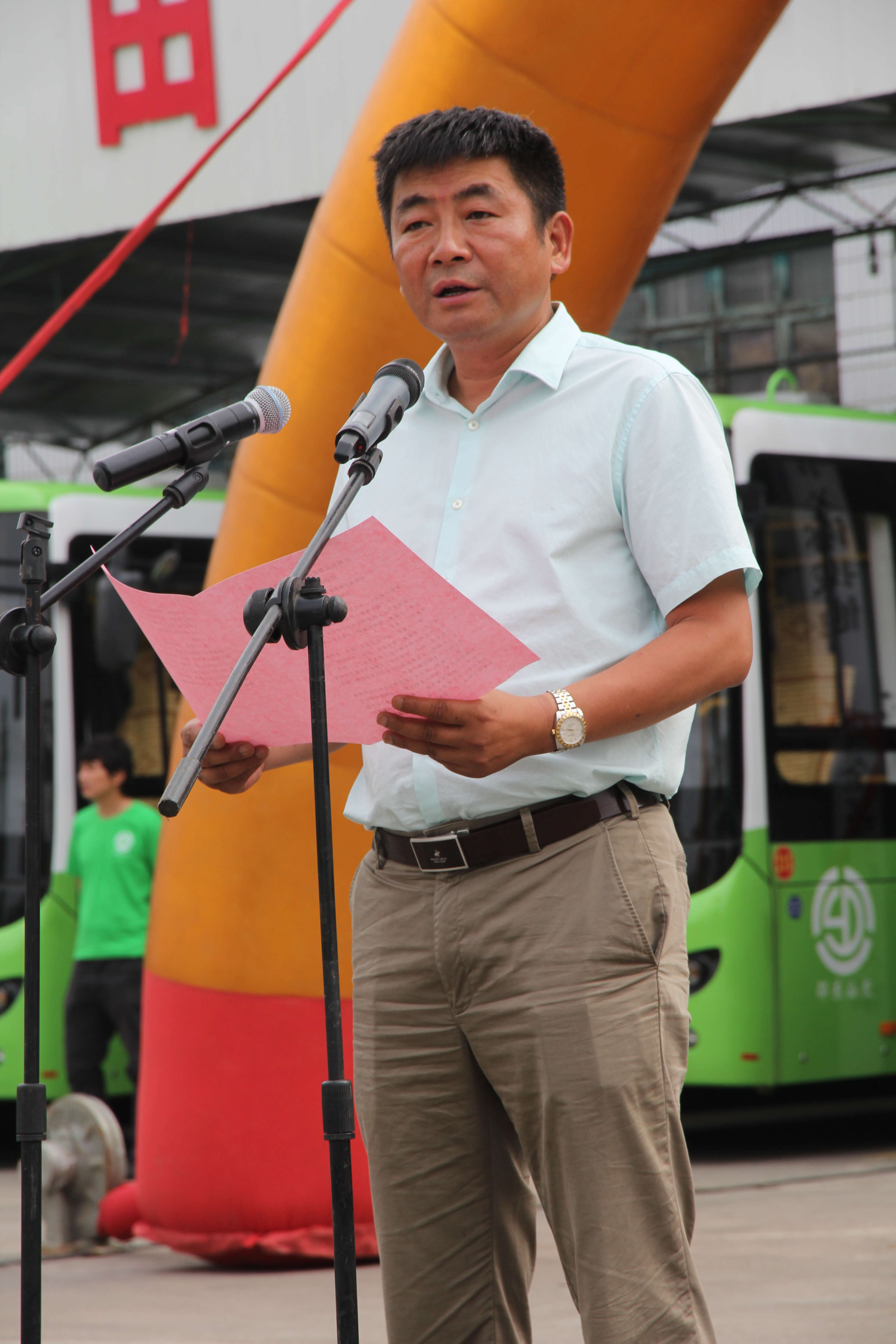 圖為純電動公交車整裝待發(fā)。圖為市民在試乘純電動公交車