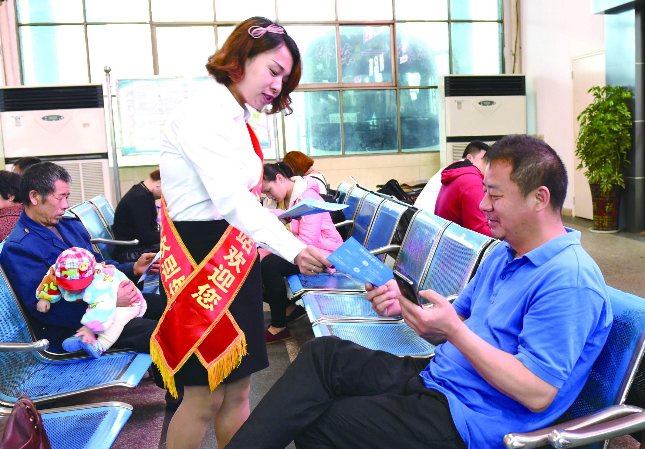 4月21日，邵東汽車(chē)西站工作人員在向旅客推介互聯(lián)網(wǎng)+站+車(chē)+客平臺(tái)的推廣應(yīng)用與購(gòu)票實(shí)名制宣傳。