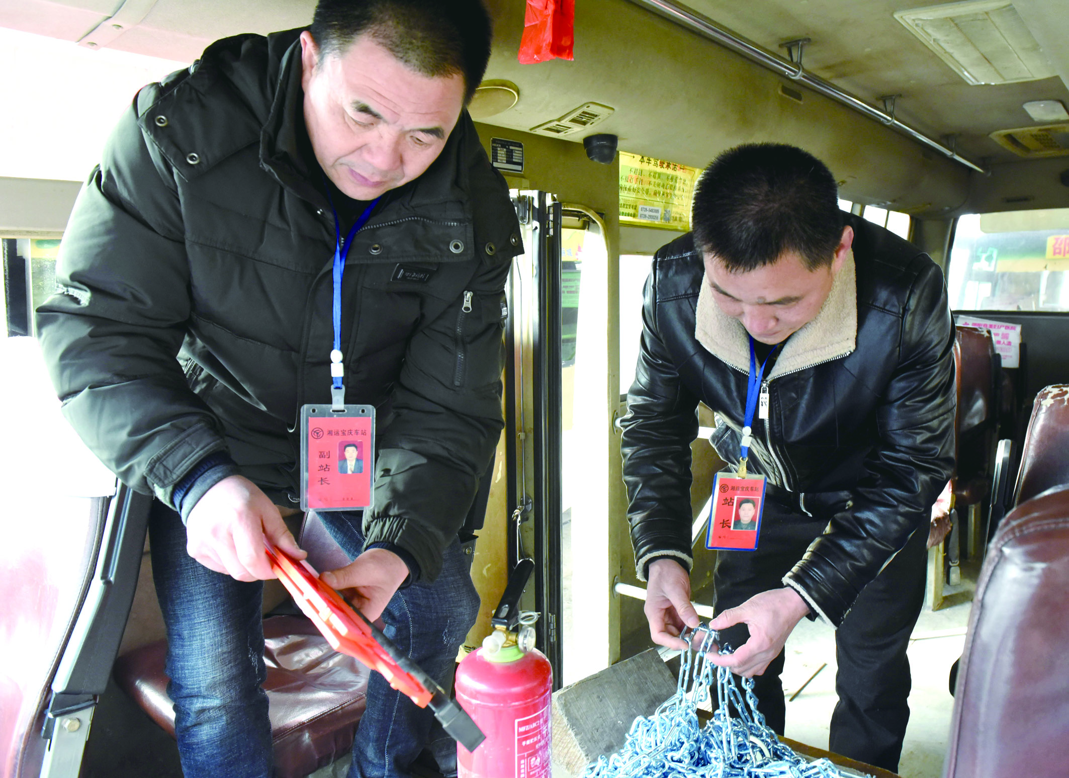 2月8日，市寶慶汽車站工作人員正在營(yíng)運(yùn)車上檢查應(yīng)急設(shè)施及器材是否齊全有效