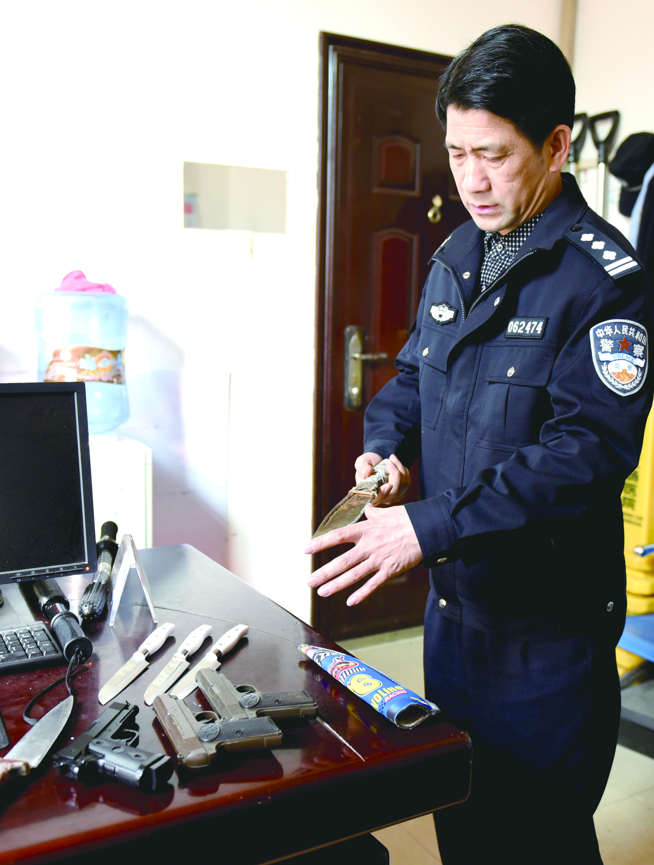 3月12日，邵東汽車西站警務(wù)室民警正在對(duì)所查獲的違禁品進(jìn)行清點(diǎn)