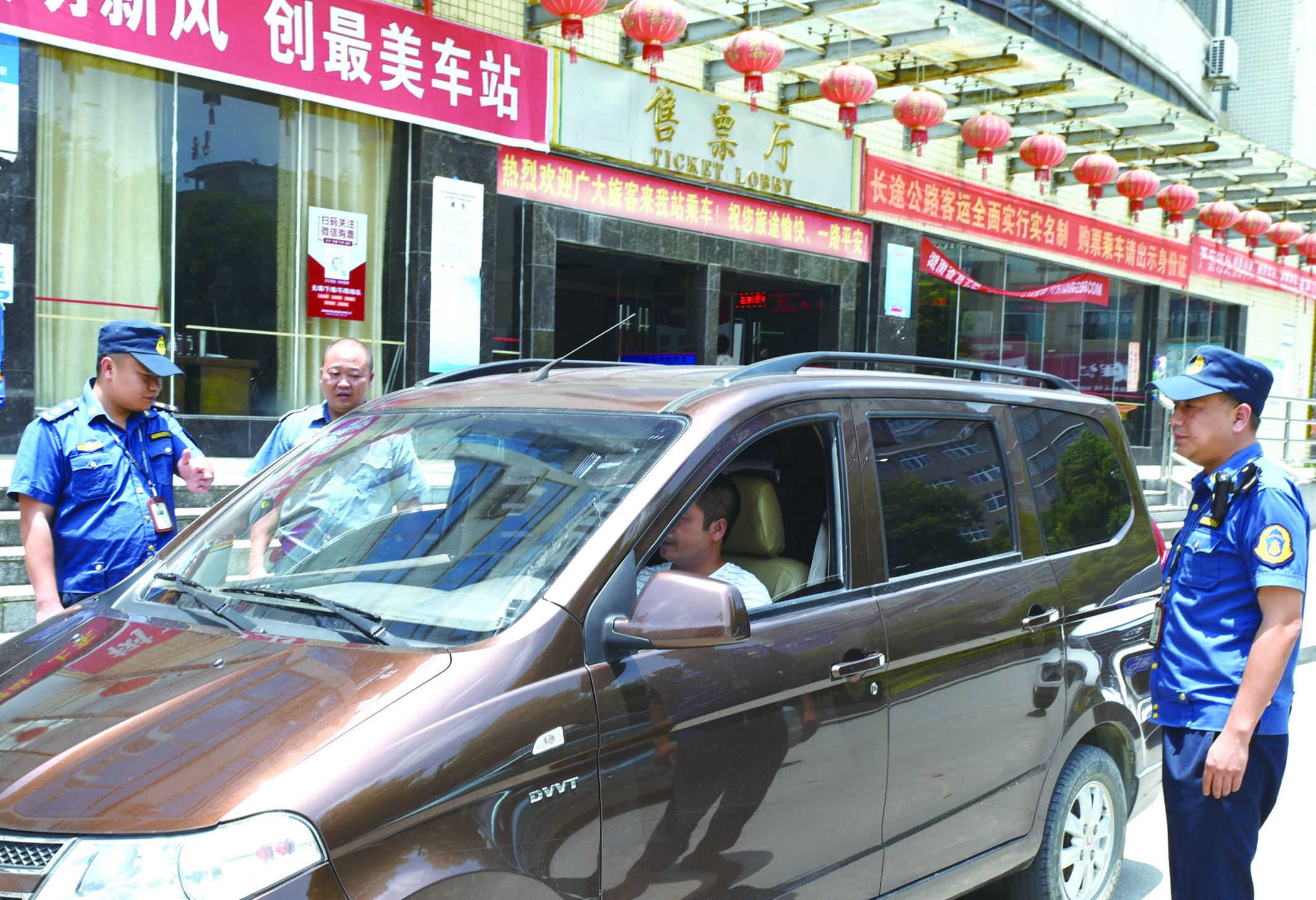 7月10日，洞口縣黃橋鎮(zhèn)副鎮(zhèn)長謝揚標（右）在黃橋汽車站檢查營運客車安全檢查情況。近段時間以來，黃橋汽車站全面排查交通安全等方面存在的安全隱患，并及時予以整改到位，做到防患于未然，確保安全生產(chǎn)工作萬無一失。據(jù)了解，今年上半年已消除交通安全隱患10余起。  李祖冠    攝影報道 