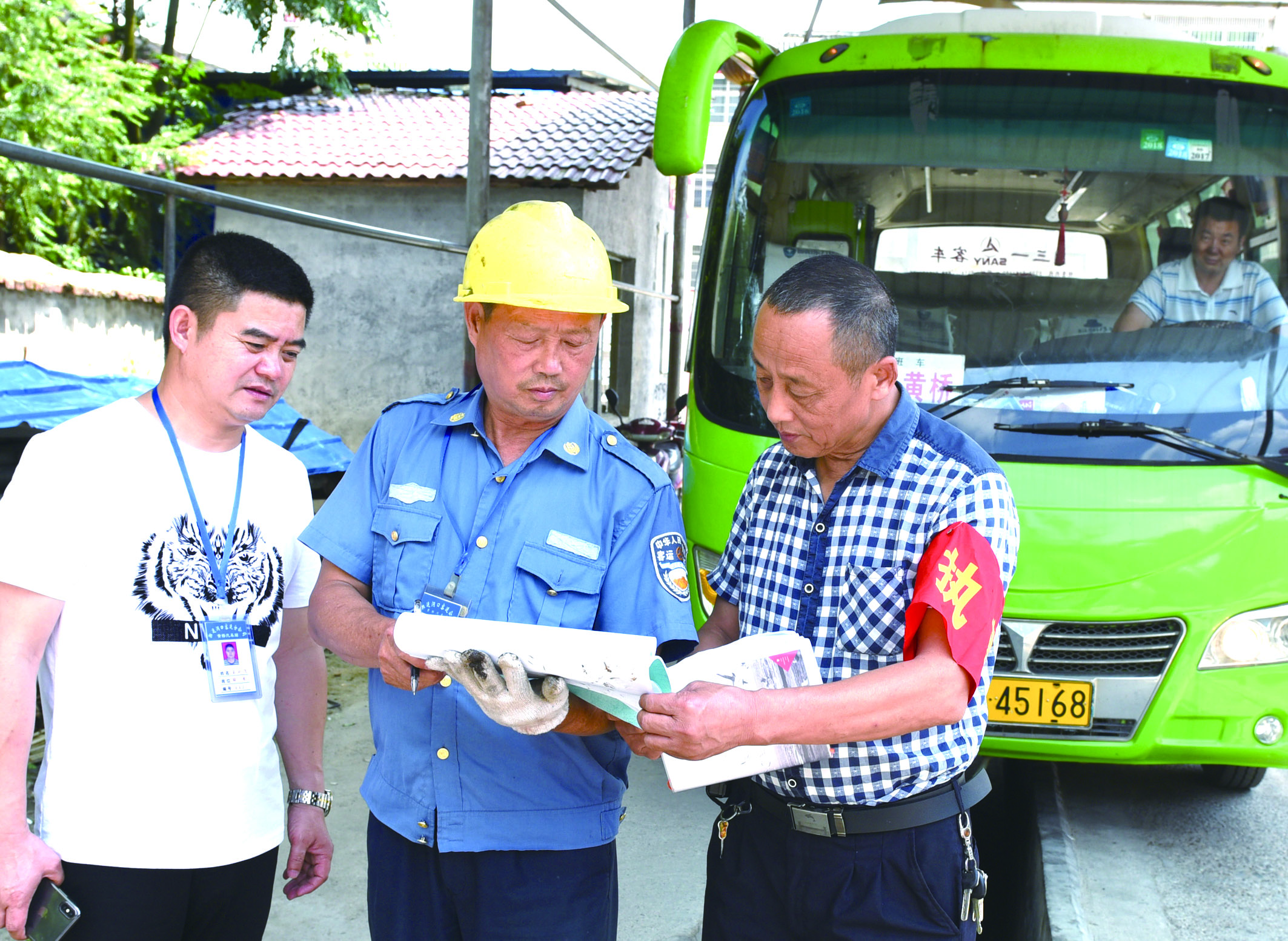 7月10日，洞口縣黃橋鎮(zhèn)副鎮(zhèn)長謝揚標（右）在黃橋汽車站檢查營運客車安全檢查情況。近段時間以來，黃橋汽車站全面排查交通安全等方面存在的安全隱患，并及時予以整改到位，做到防患于未然，確保安全生產(chǎn)工作萬無一失。據(jù)了解，今年上半年已消除交通安全隱患10余起。  李祖冠    攝影報道 