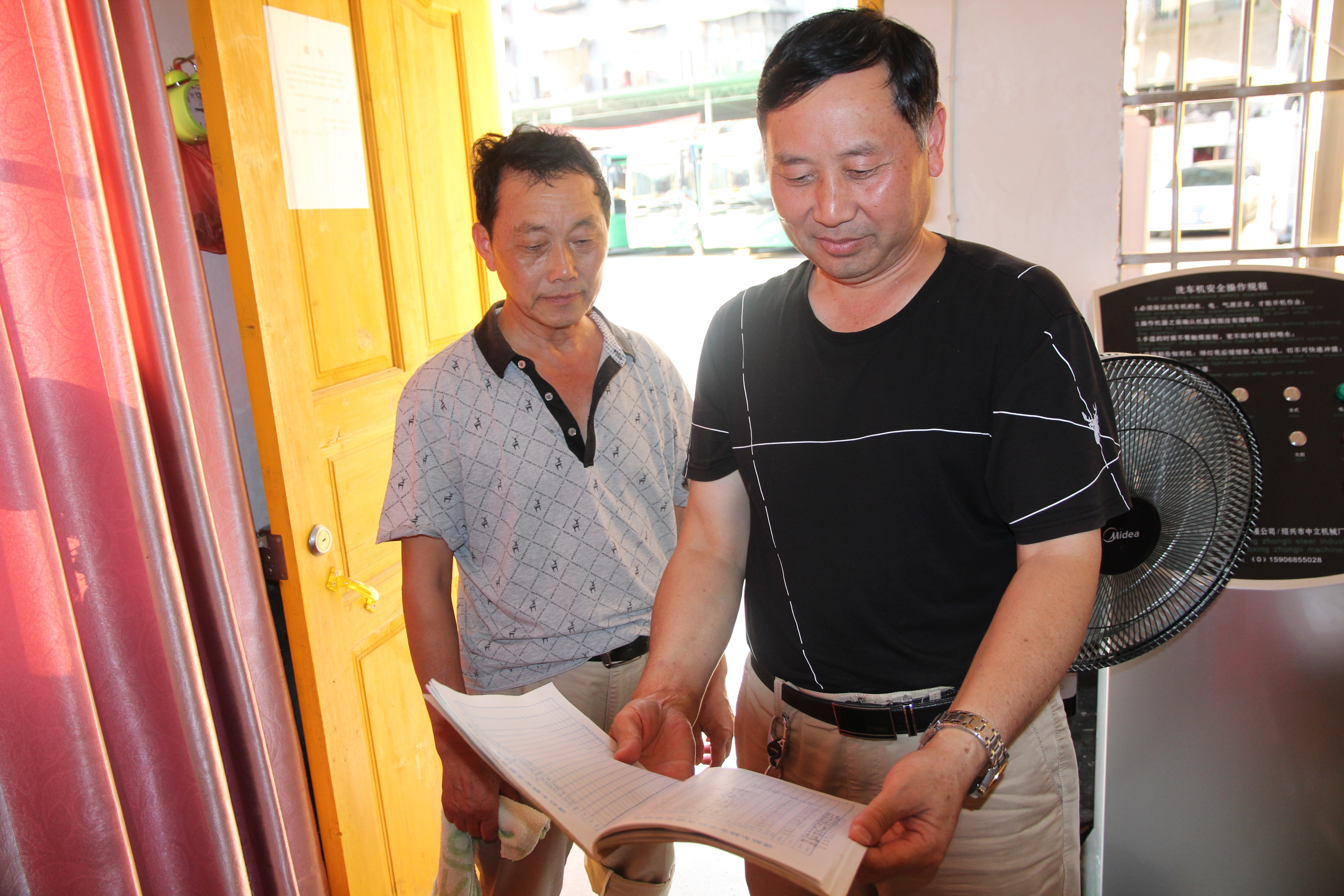 干工作就要盡力干好 ——記集團公司優(yōu)秀黨員、綏寧綠洲公汽公司經(jīng)理李茂良 祖   冠