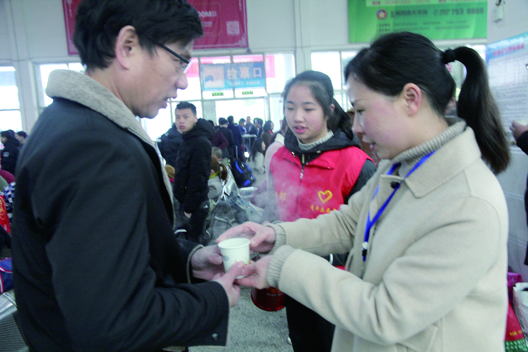 母女服務春運 2月13日，記者在新邵分公司汽車站看到，該分公司安全科副科長李喜梅與其在新邵一中初中部1701班就讀女兒劉嘉怡在車站擔當志愿者。李喜梅在候車室耐心為旅客釋疑解惑，劉嘉怡為旅客遞上一杯杯熱茶，有時母女也相互合作，其樂融融。 祖冠 攝影報道