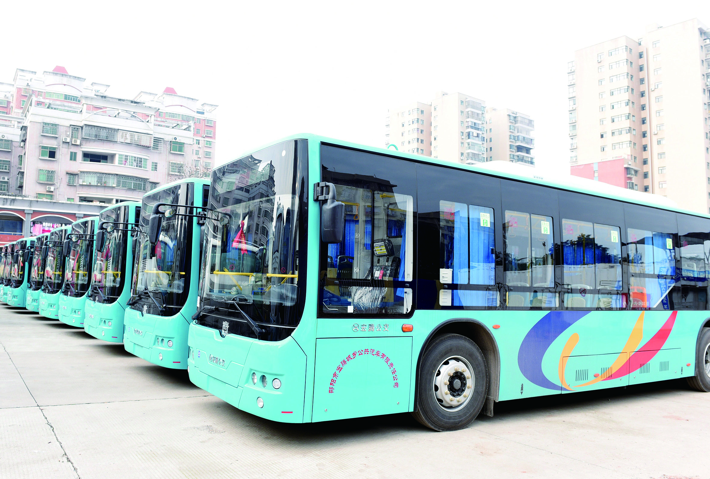 2月26日，筆者在宏騰城鄉(xiāng)公共汽車公司偌大的停車坪見到，其30輛公交車輛成一字型排列整裝待發(fā)。