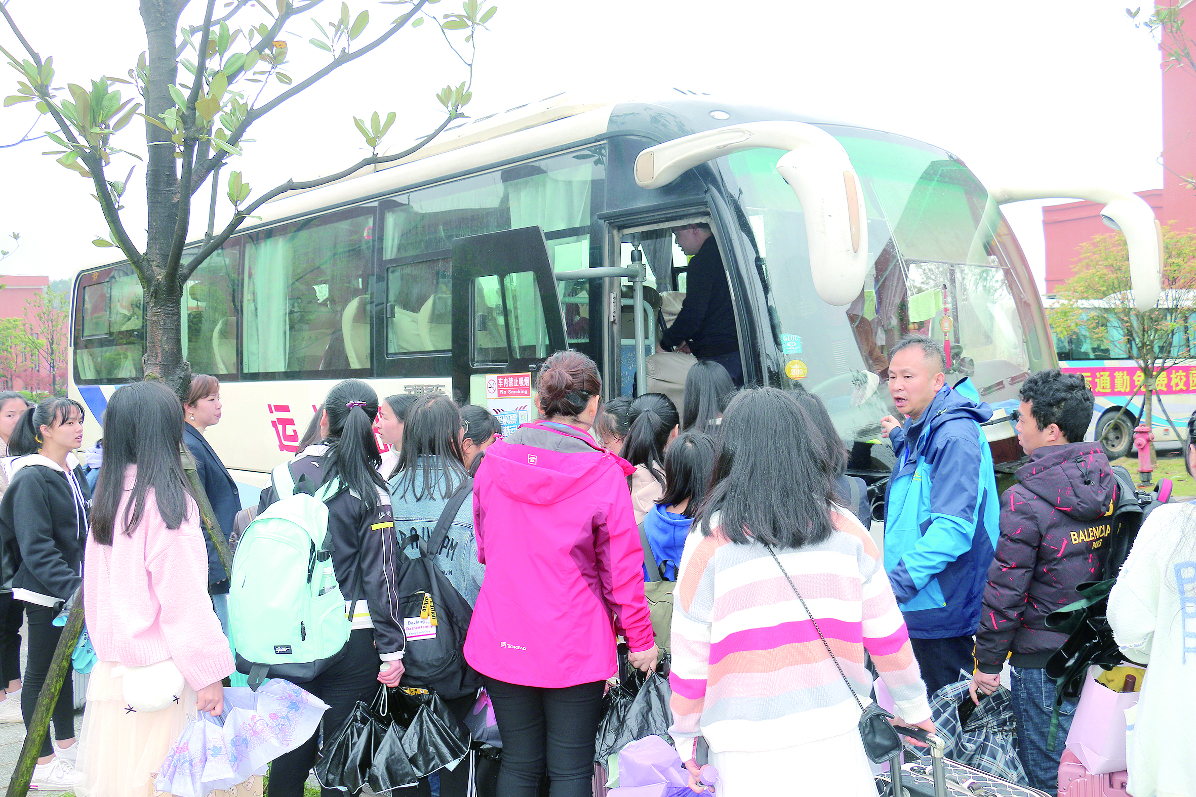 4月2日16時許，集團公司董事、邵陽客運分公司經(jīng)理王超正在組織學(xué)生上車。