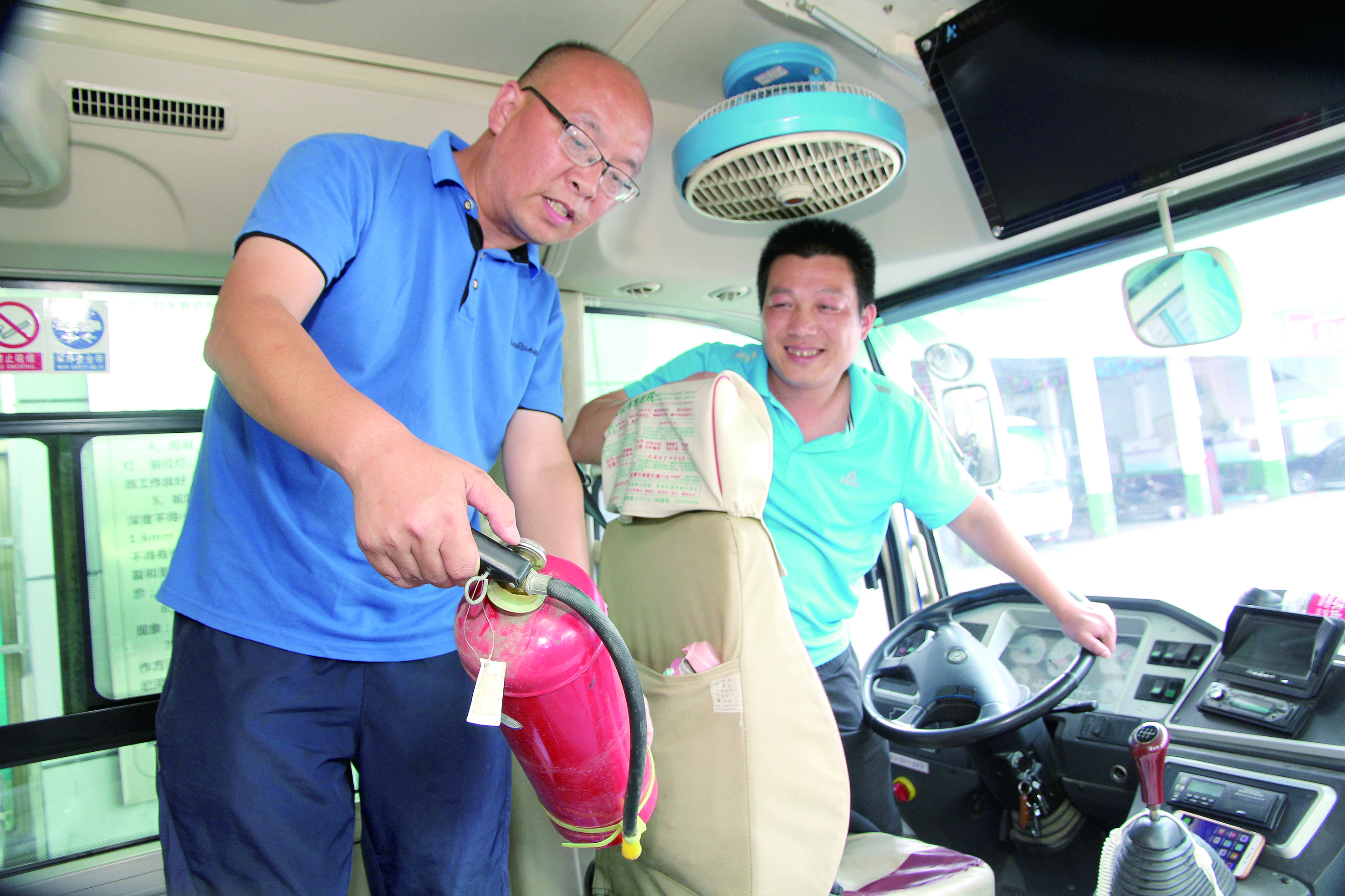 安全稽查兩不誤 ——記集團(tuán)公司優(yōu)秀共產(chǎn)黨員、隆回汽車(chē)西站副站長(zhǎng)李擁政 肖秀華