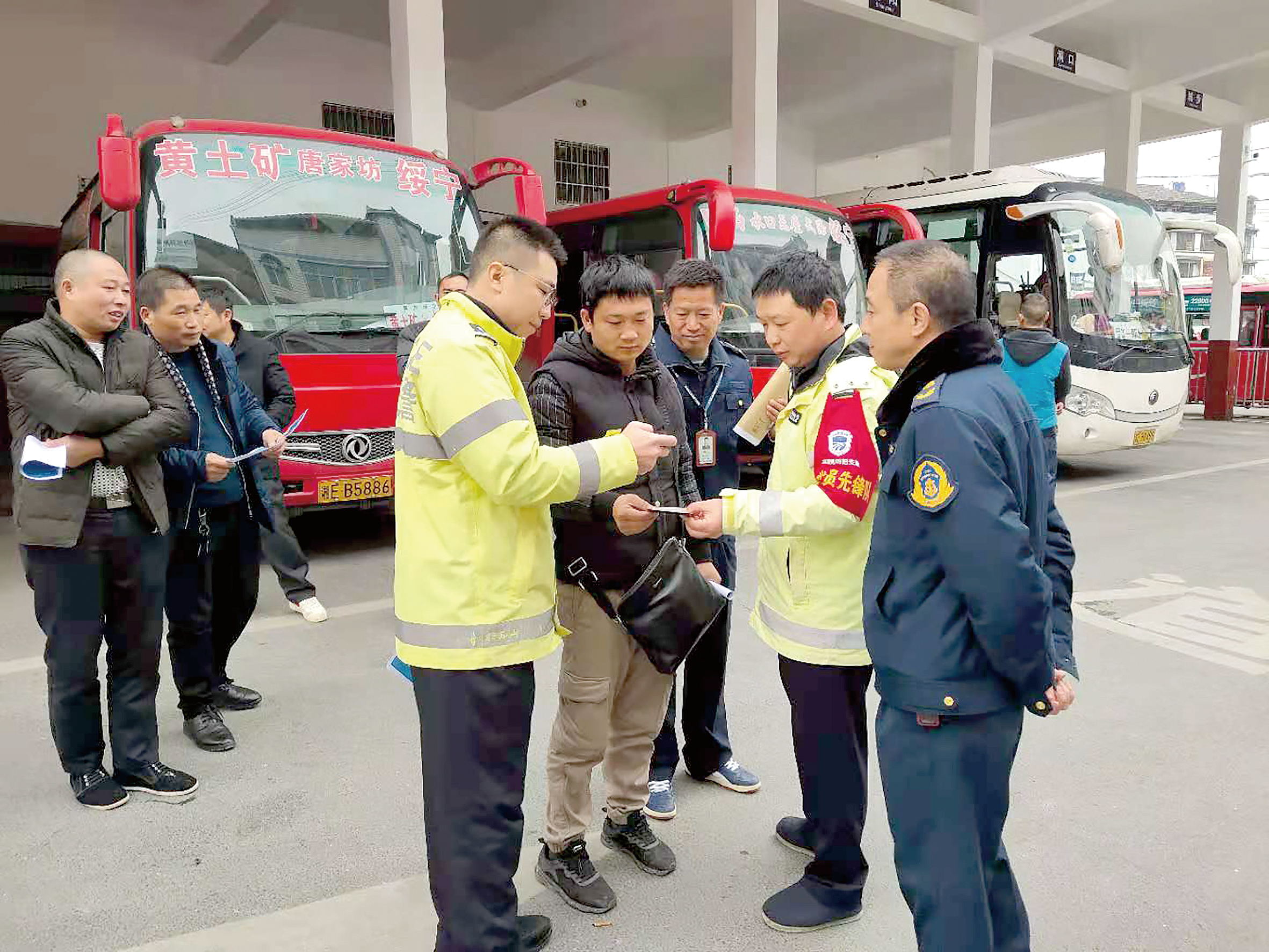 12月2日是全國交通安全日。當天上午10時，綏寧分公司汽車總站舉行“知危險會避險、安全文明出行——關注農(nóng)村交通安全、暢行美麗鄉(xiāng)村”122交通安全日主題宣傳活動。 ? 此活動用生動的事例教育廣大從業(yè)人員樹立美麗鄉(xiāng)村安全暢行責任意識、服務意識，進一步增強廣大從業(yè)人員安全事故的防范意識、辨別意識，緊急避險應急處理方法。 省高速交警綏寧大隊、綏寧縣運管所等負責人到活動現(xiàn)場進行指導。  劉永松