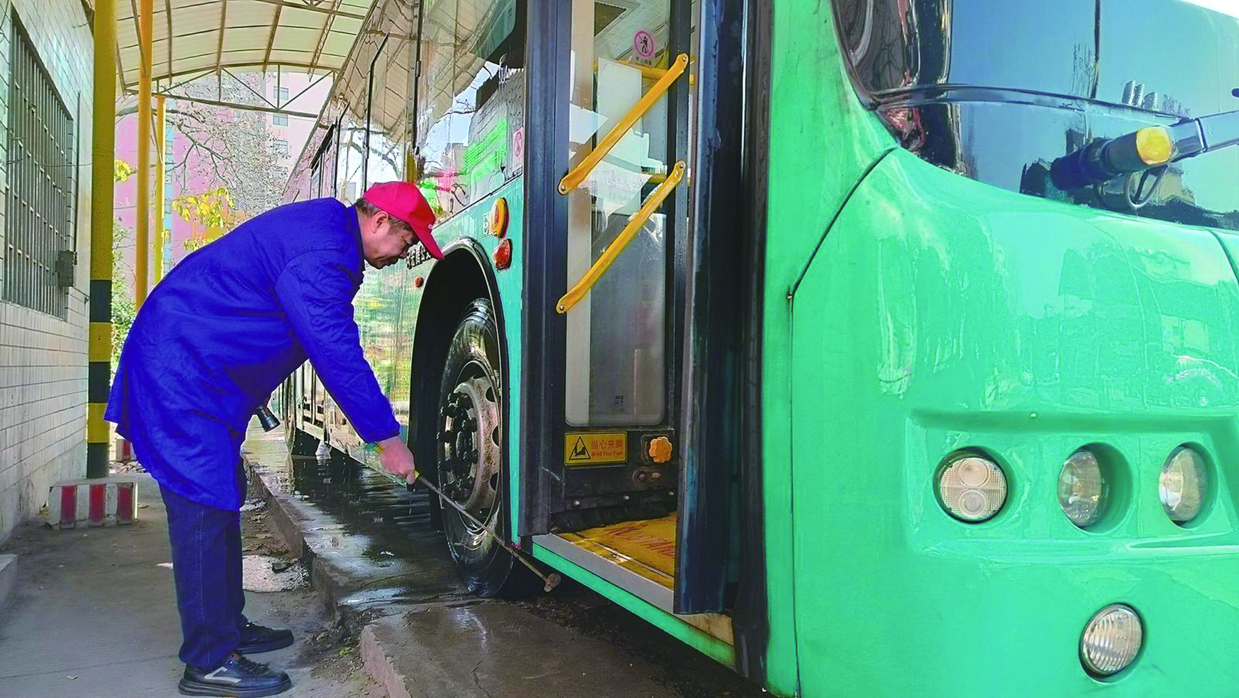 春運(yùn)首日，我司各汽車站以熱情服務(wù)—— 讓乘客臉上多一份笑容
